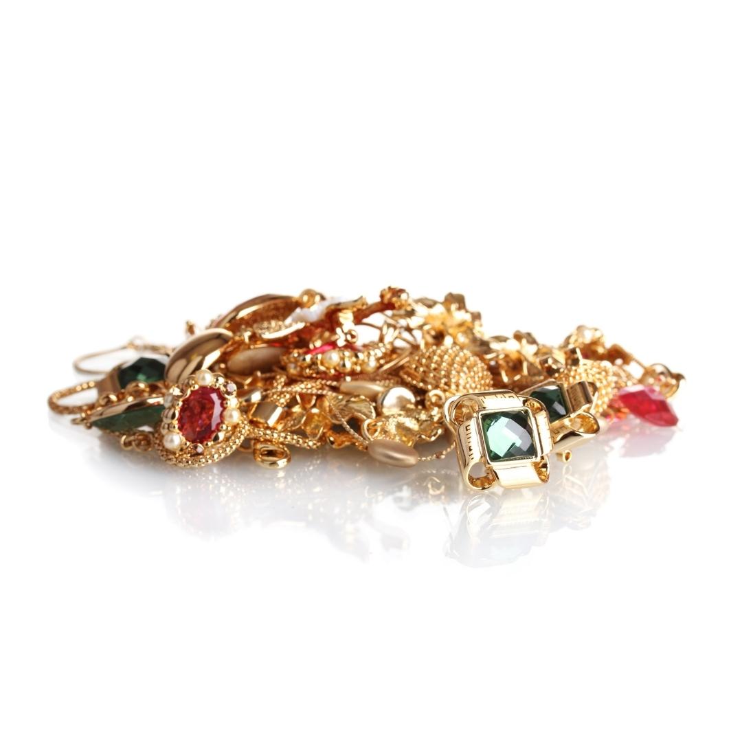 goldschmucktest-gold-schmuck-ringe-ketten-armbaender Goldschmuck verschiedene Arten Ringe Kette Steine Rot und Gold