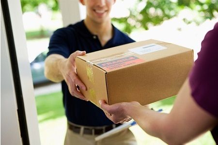 paket-uebergabe-ueberreichen-von paketen Paketübergabe