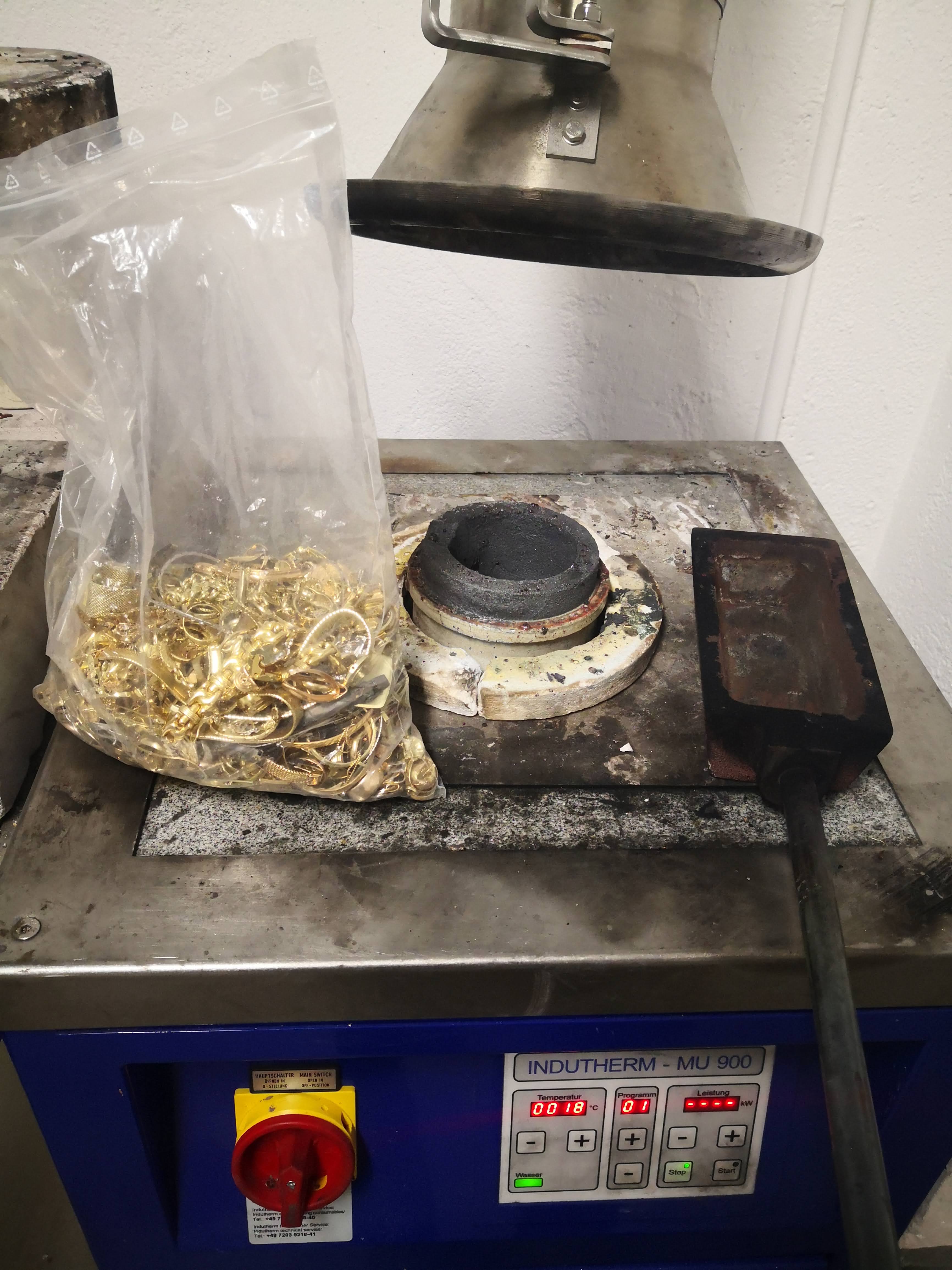 einschmelzvorgang-einschmelzen-altmaterial-gold-silber-ander-werkstoffe EInschmelzvorgang Gold und andere Materialien vor der Erhitzung