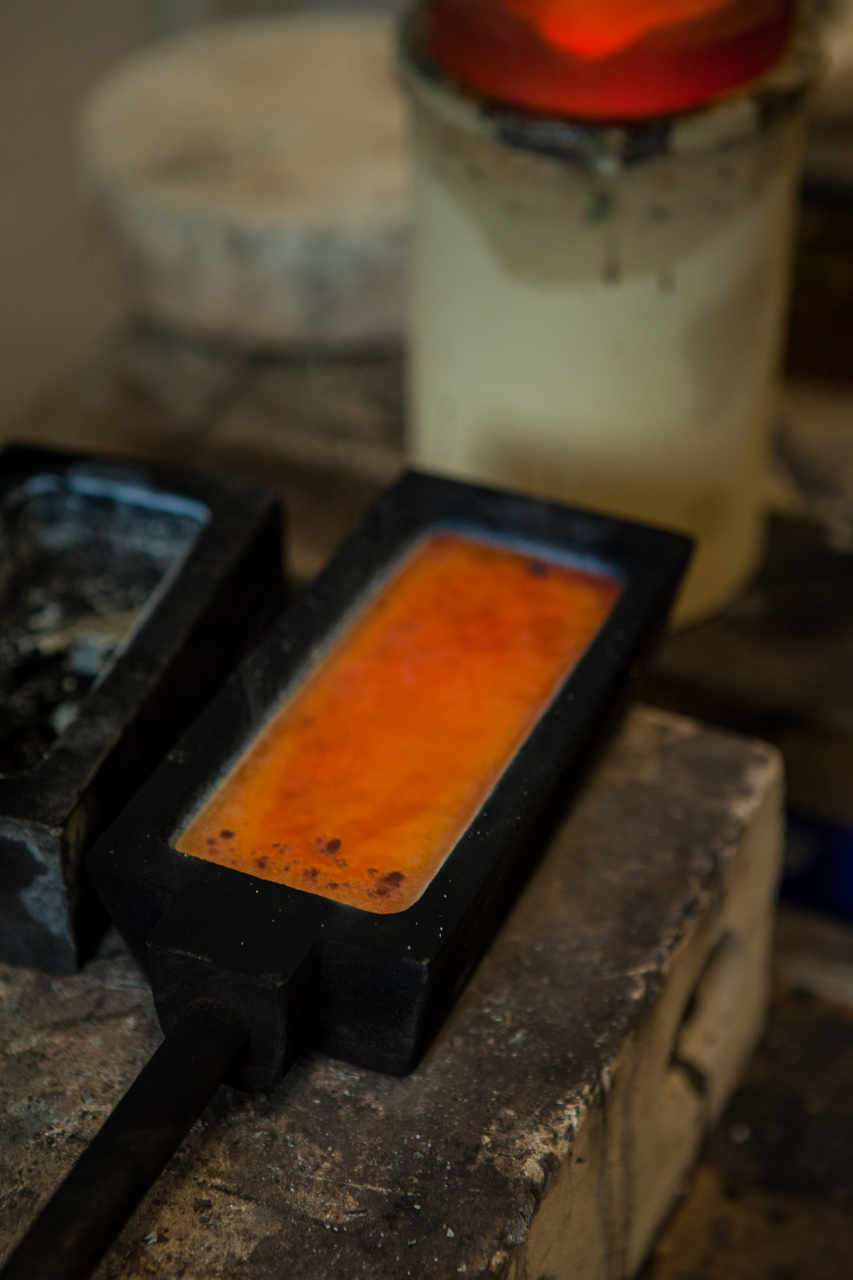 altes-material-in-neue-form-giessen geschmelzt in Form, neue Form