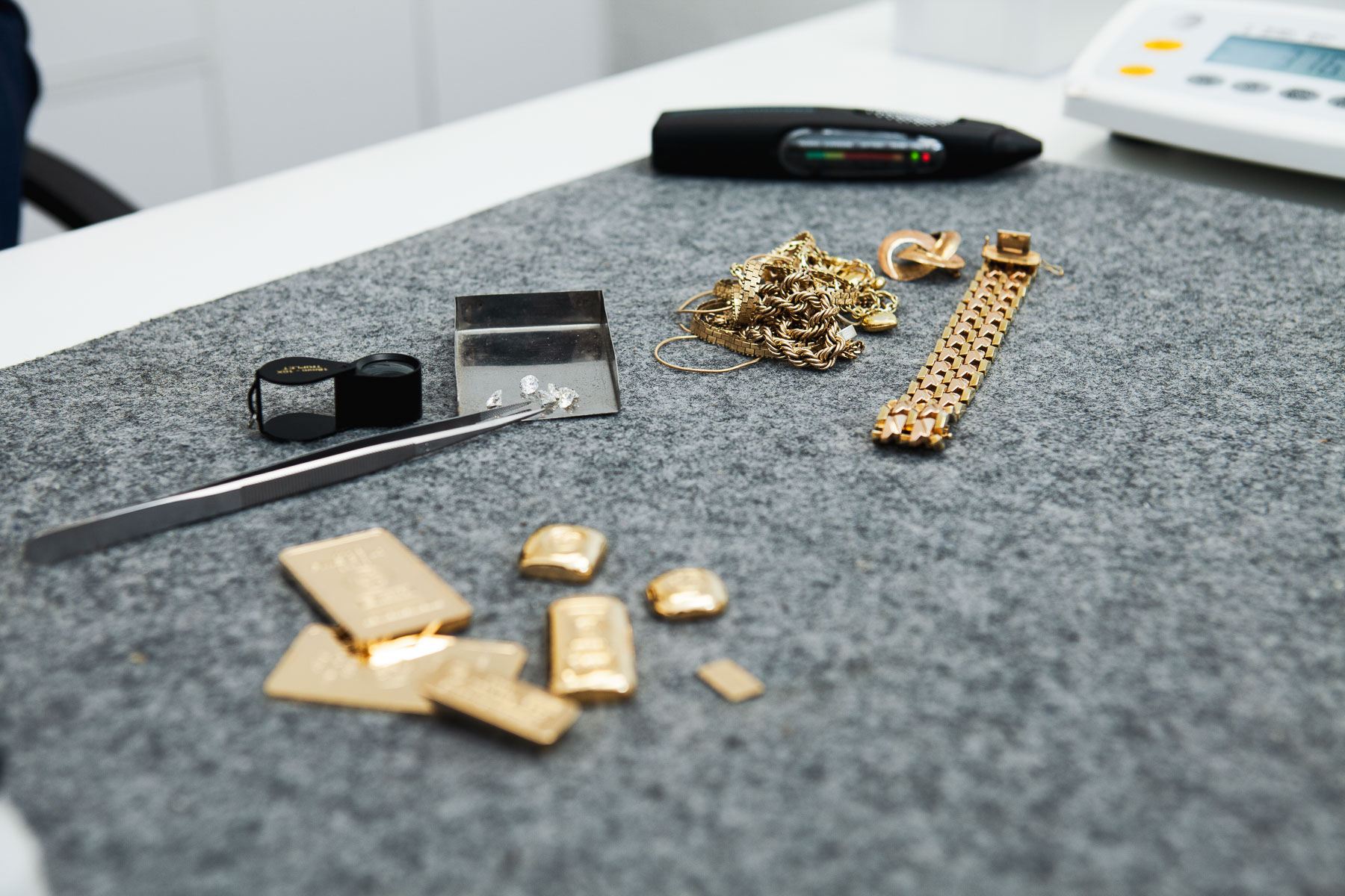 untersuchung-der-materialien-gold Arbeitsplatz zur Untersuchung