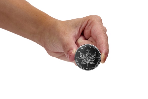 palladium-muenze-hand-gehalten-canada-muenze Palladiummünze wird gehalten von einer Hand, maple Leaf