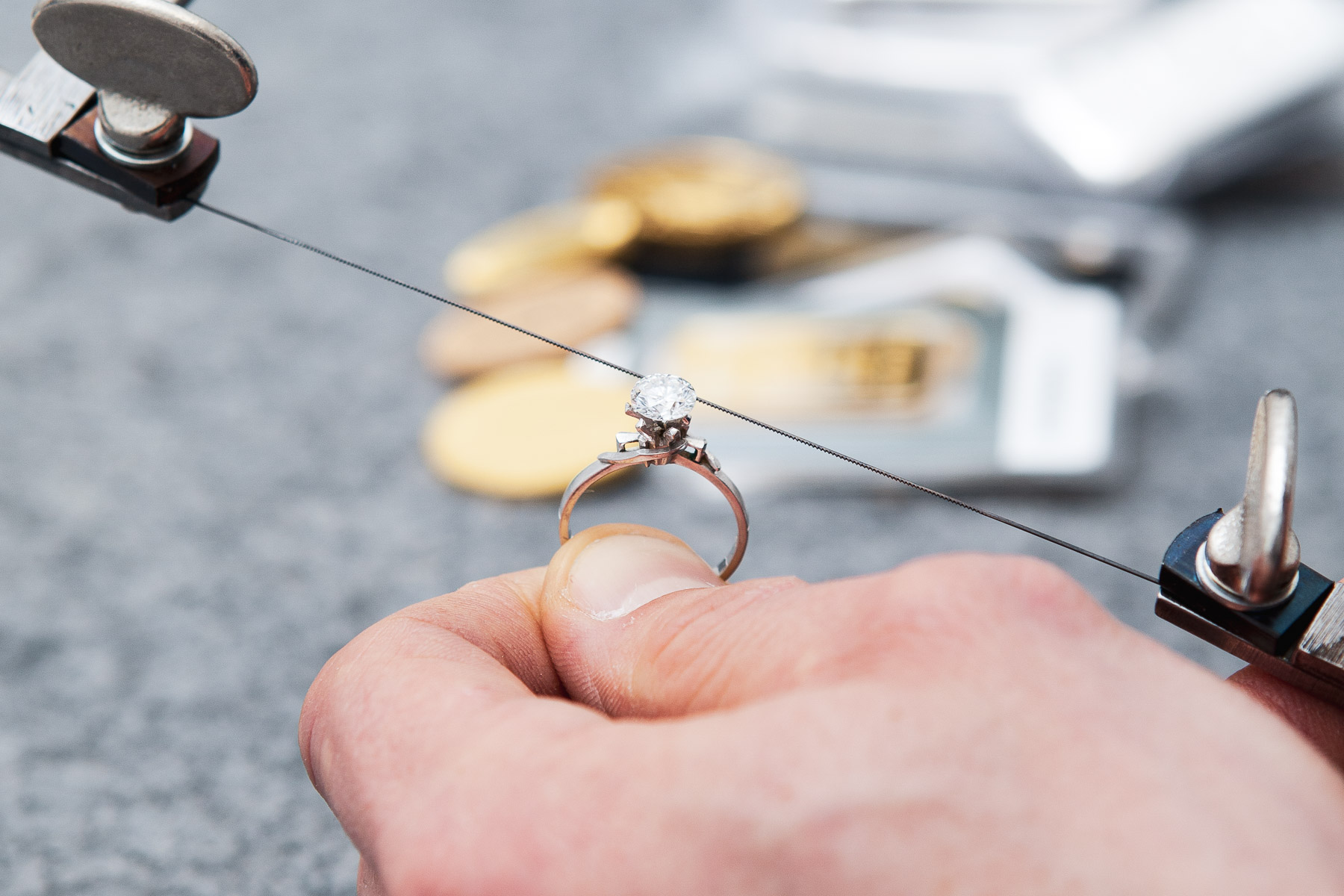 Ring wird gehalten,bearbeitet und betrachtet