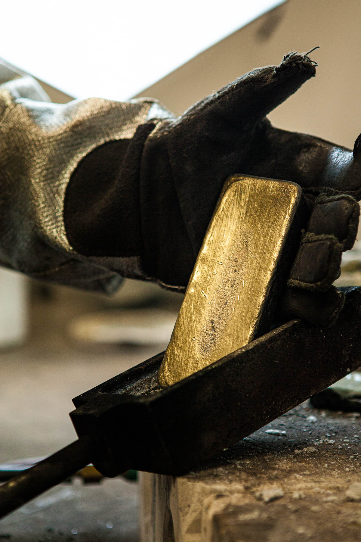 neue-form-gold-giessen-rausholen-aus-der-form Gold, neu aus der Form genommen