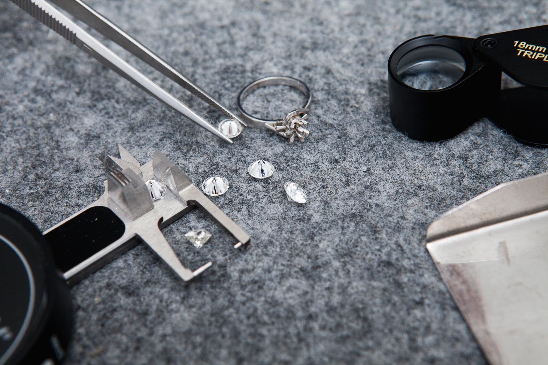 werkzeug-mit-diamanten-die-alles-vermessen Diamanten untersuchen, verlessen und betrachten mit verschiedenem Werkzeug