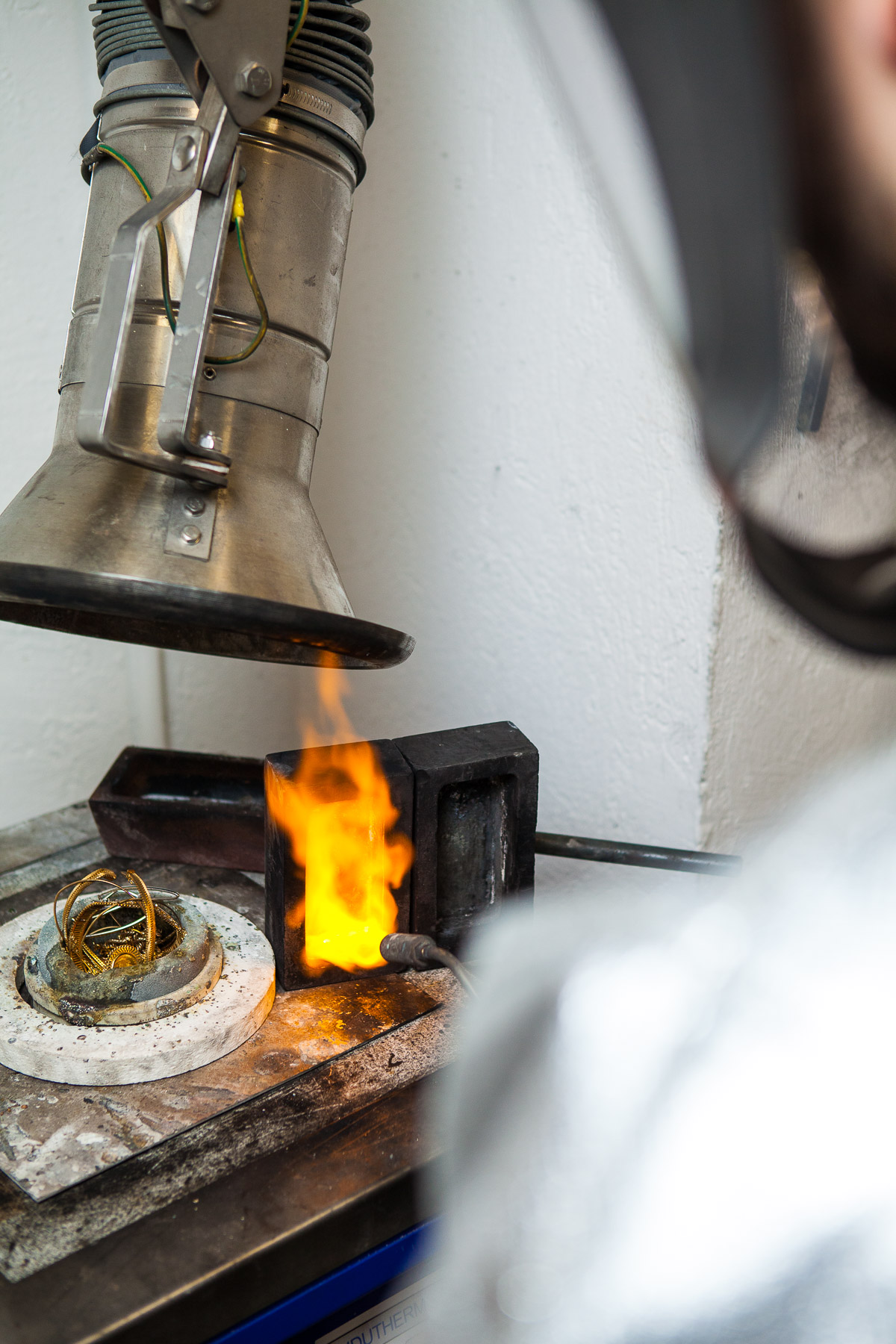 schmelzen-goldig-gold-einschmelzen Schmelzen von Altmaterial- Gold verschmelzen